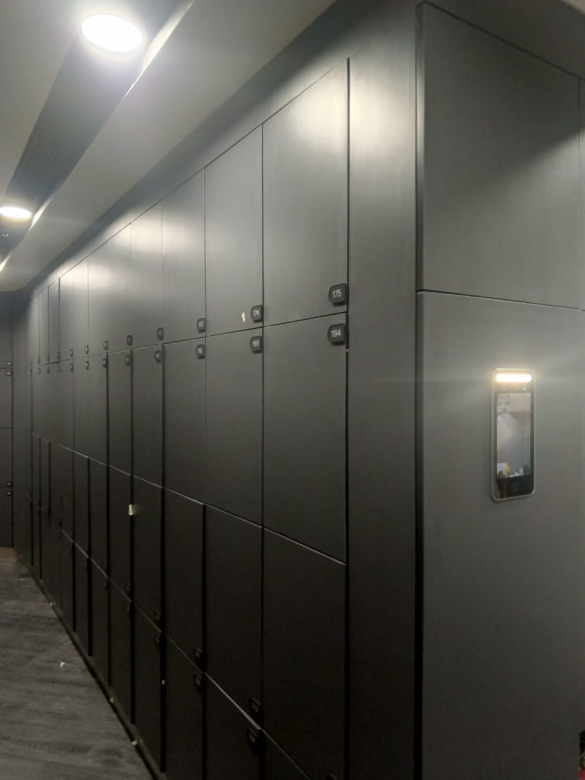 Produk 1 smart cabinet dengan face